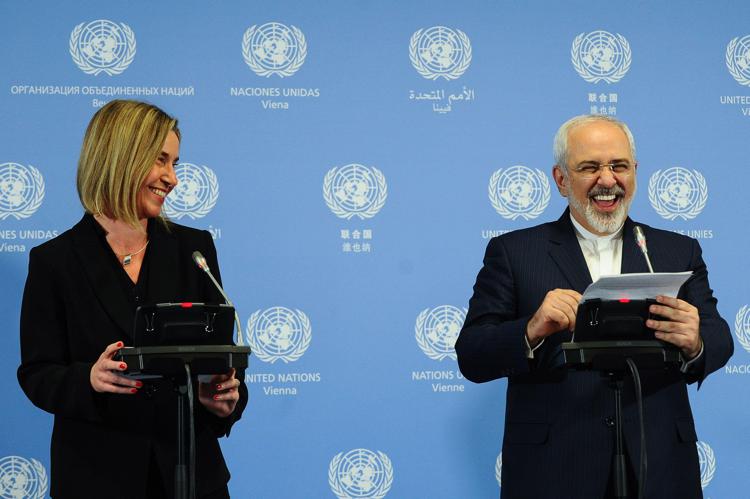 Federica Mogherini e il ministro degli Esteri iraniano Javad Zarif (Xinhua)