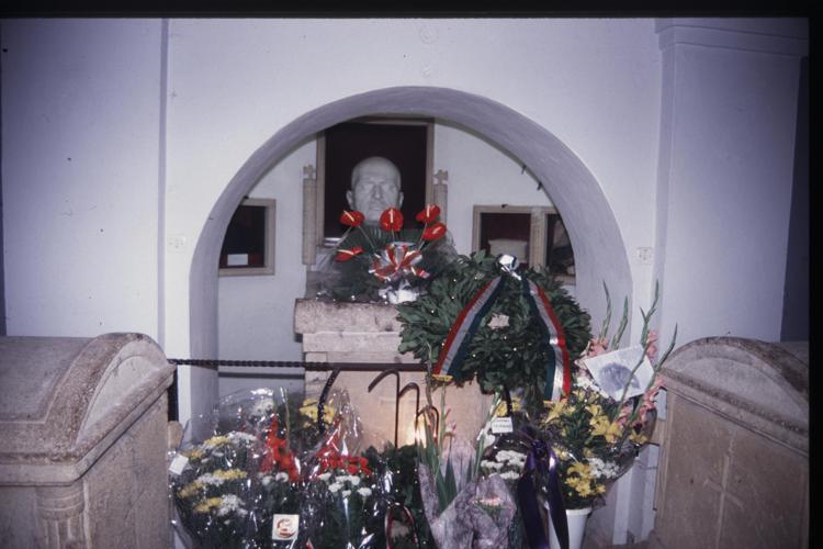 La cripta del Duce Mussolini a Predappio (Fotogramma) - FOTOGRAMMA