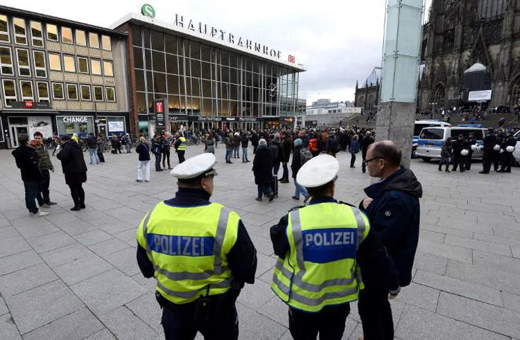 Agenti di polizia davanti alla Cattedrale di Colonia (foto Afp) - AFP