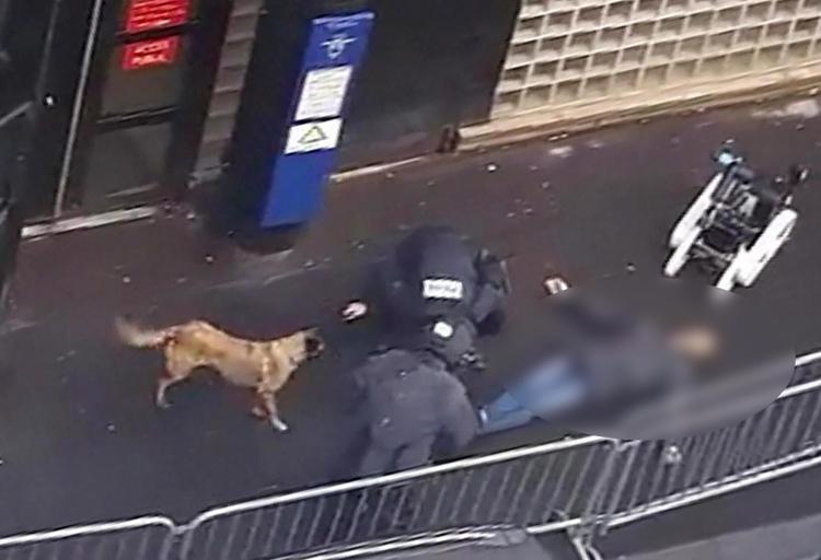 
<br>Assalto al commissariato di polizia a Parigi, l'aggressore ucciso dagli agenti (AFP) - (AFP)