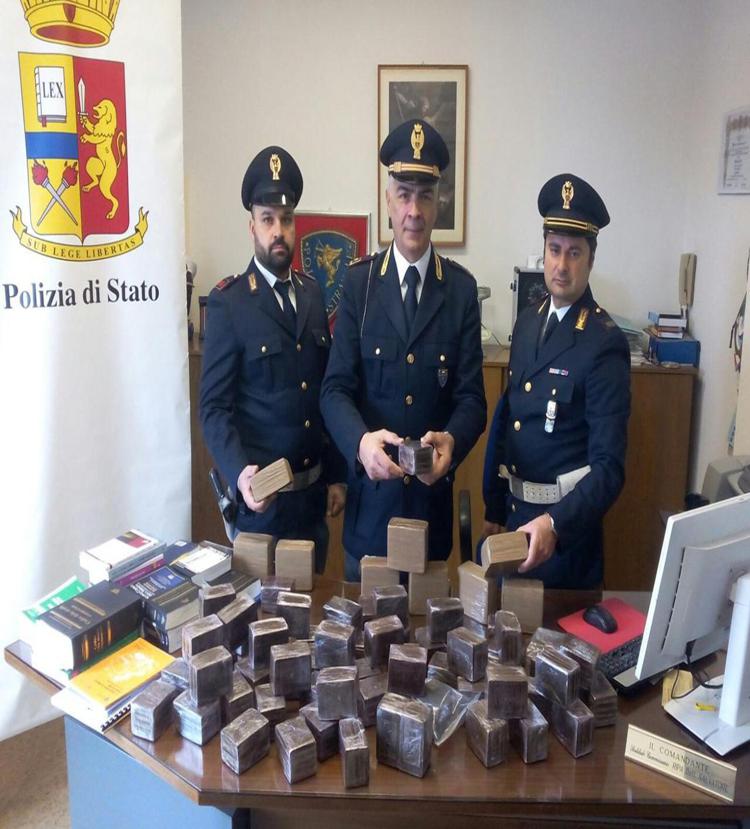 Lucca: in auto con oltre 40 kg hashish, arrestato da polstrada