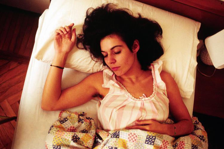 Giovane donna mentre dorme nel letto  - FOTOGRAMMA