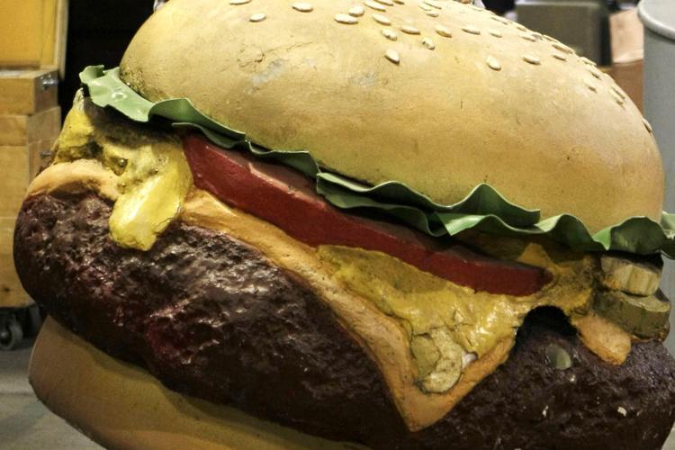La riproduzione gigante di un cheeseburger, immagine di repertorio (Xinhua)