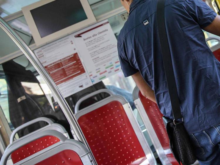 Roma: sale sul bus e minaccia con coltello autista, arrestato