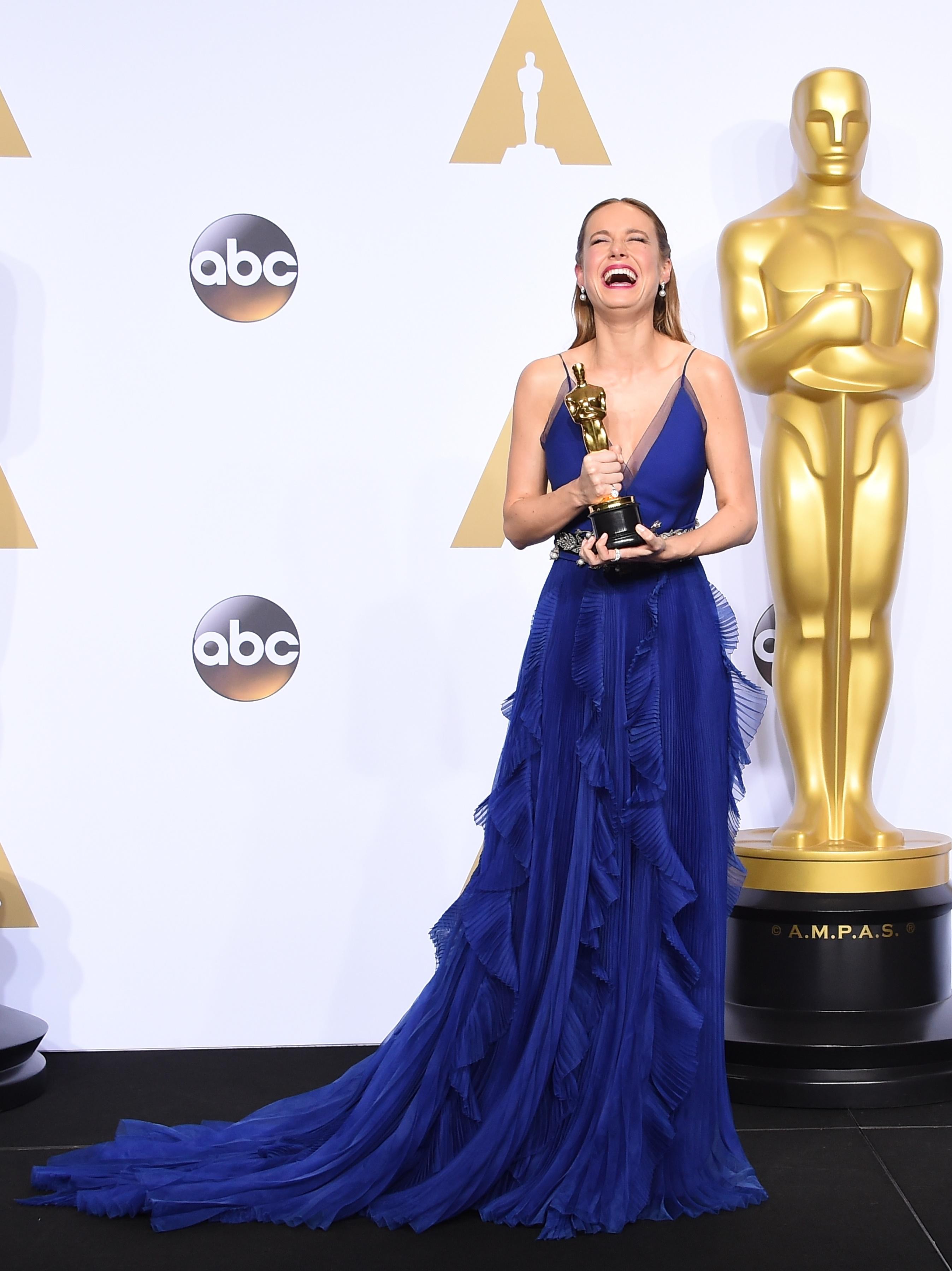 Brie Larson posa con l'Oscar come miglior attrice protagonista per "Room," in un abito Gucci disegnato da Alessandro Michele (Afp)