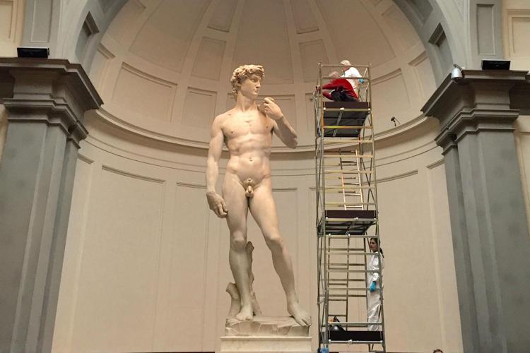 Arte: David di Michelangelo, via la polvere dal colosso di marmo /Guarda