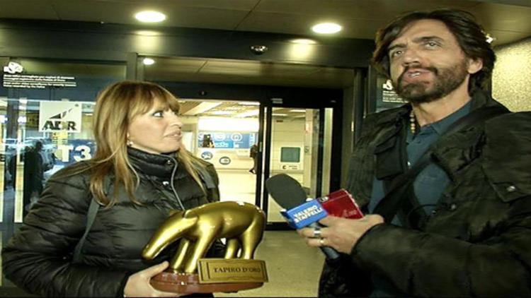 Alessandra Mussolini mentre riceve il tapiro d'oro da Valerio Staffelli (fermo immagine dalla trasmissione)