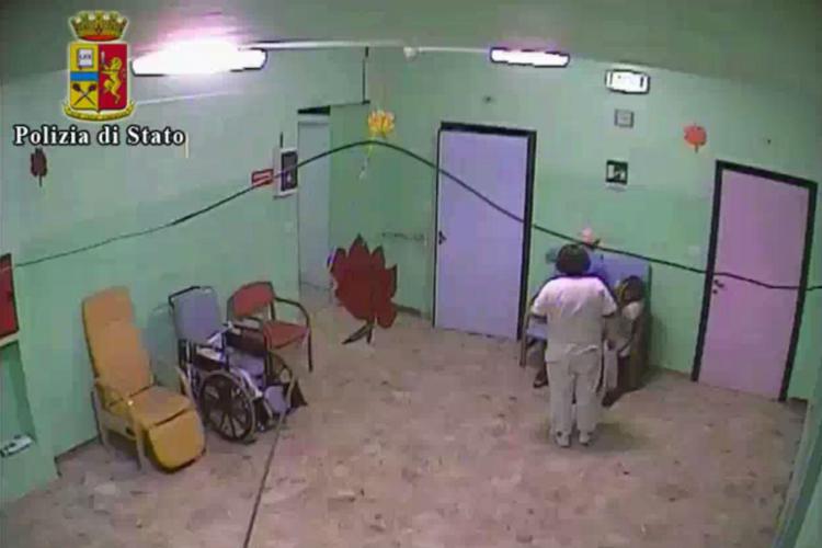 Choc a Vercelli, anziani e disabili picchiati nella casa di riposo: 18 arresti /Video
