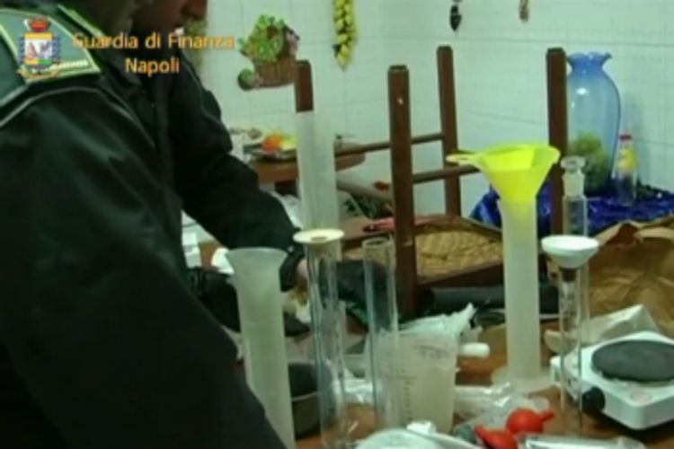 Napoli, scoperta raffineria di cocaina in un appartamento /Video