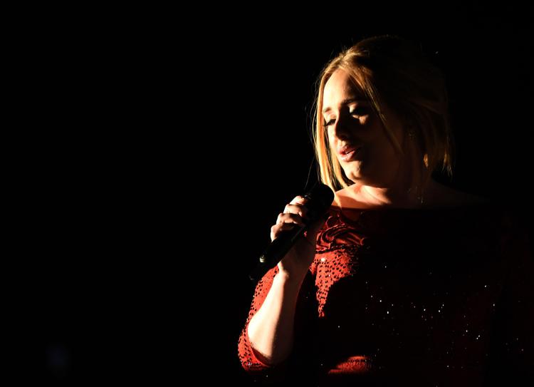 Adele durante la sua esibizione ai Grammy (Afp) - AFP