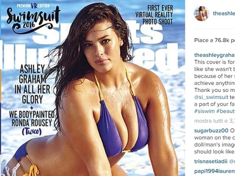 Una delle tre cover di 'Sports Illustrated' dedicata ad Ashley Graham, prima modella plus size a finire sulla copertina della rivista (foto da Instagram) 