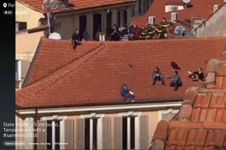 L'uomo in bilico sul tetto in un fotogramma del video (Periscope /Valerio Orsolini)