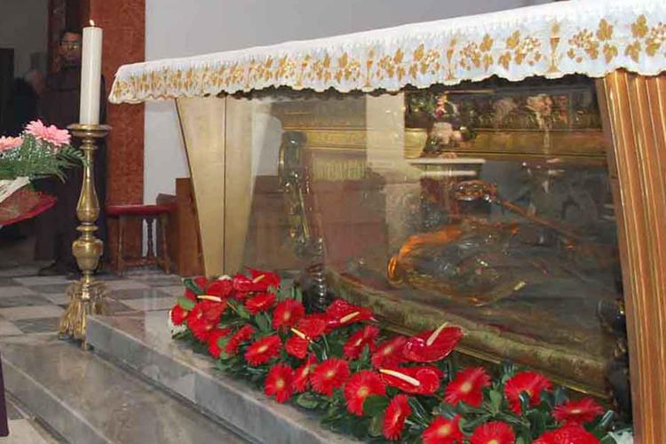 L'urna nella basilica di San Valentino a Terni  (FOTOGRAMMA) - (FOTOGRAMMA)