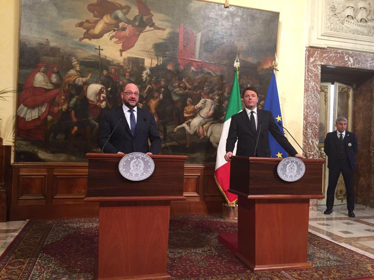 Il presidente del Parlamento Europeo Martin Schulz e il presidente del Consiglio Matteo Renzi (Adnkronos)
