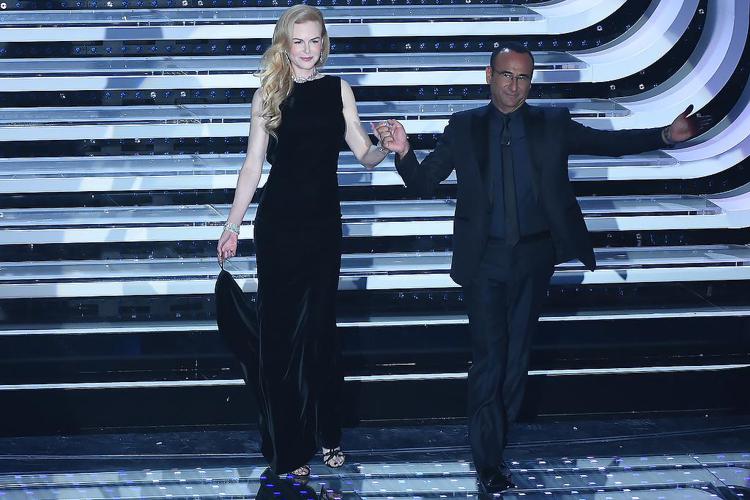 Nicole Kidman sul palco del Teatro Ariston con Carlo Conti - FOTOGRAMMA