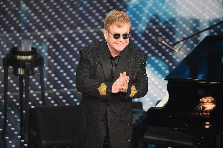 Elton John sul palco dell'Ariston (foto Fotogramma)