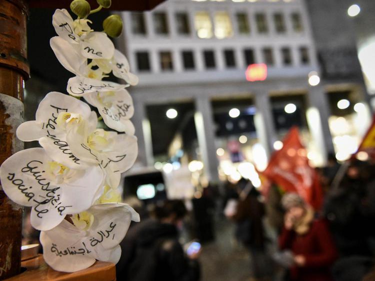 Alcuni dei fiori lasciati ieri sera in Piazza San Babila durante il presidio in solidarietà per la morte di Giulio Regeni (Fotogramma) - FOTOGRAMMA