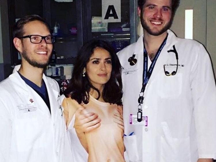 Salma Hayek assieme a due medici del pronto soccorso (foto da Instagram)