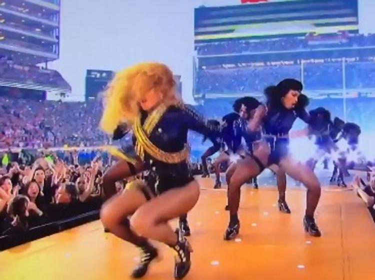 Beyoncé sul palco del Super Bowl