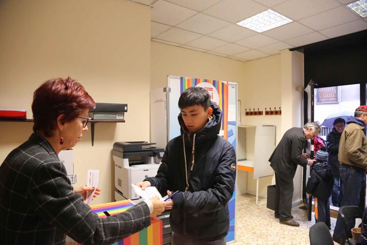 Voto per le primarie del Pd a Milano (Fotogramma) - FOTOGRAMMA