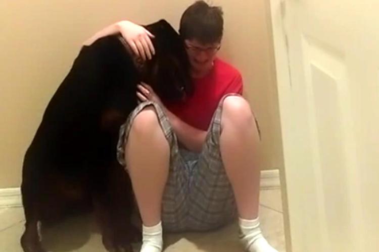 Danielle Jacobs con il suo cane Samson. Dal video diventato virale su YouTube 