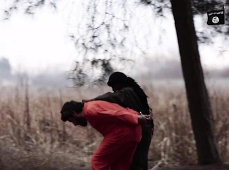 Il baby-jihadista conduce il prigioniero sul luogo dell'esecuzione prima di ucciderlo in un nuovo video diffuso dall'Is 