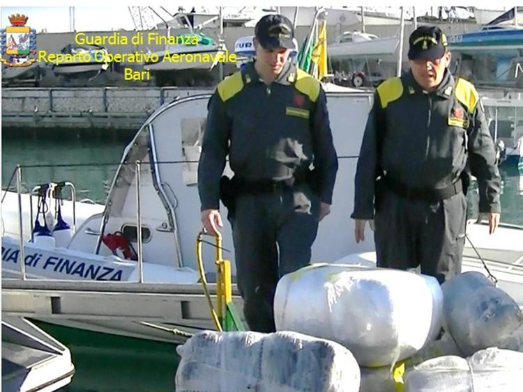 Droga, inseguimento in mare al largo di Bari: sequestrata mezza tonnellata marijuana