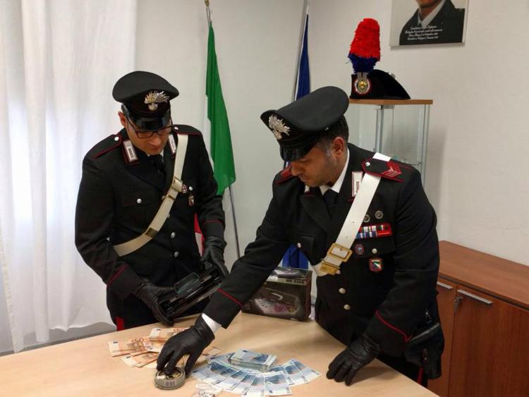 Bologna: nasconde in casa 10mila euro falsi, droga e un fucile, arrestato