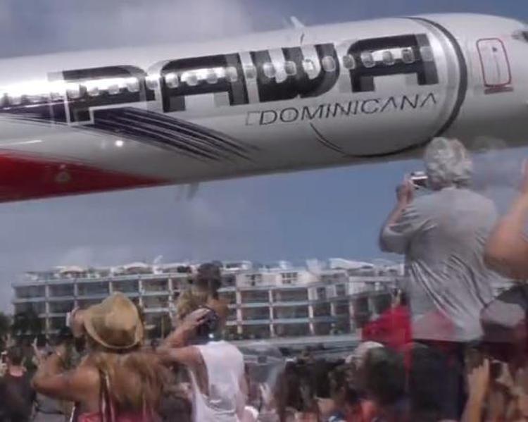 Atterraggio da brividi, l'aereo sfiora i turisti in spiaggia /Video