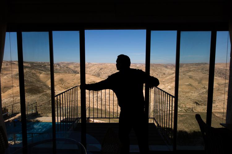 Camera con vista  sul deserto della Giudea (foto Washington Post)