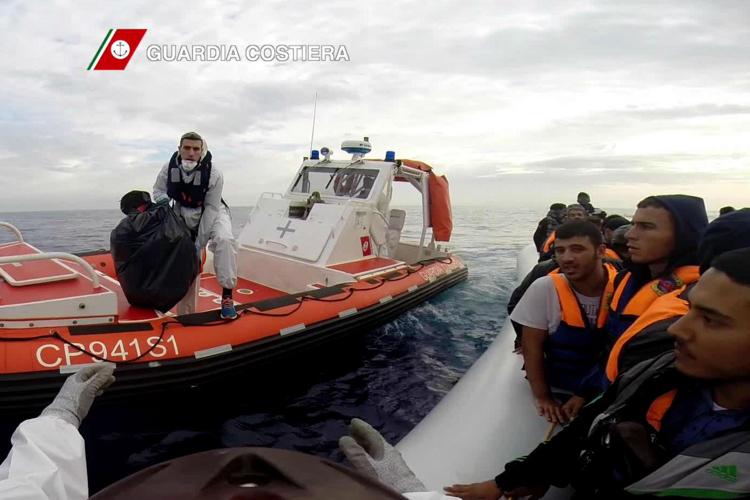 Over 340 migrants, 10 corpses reach Sicily