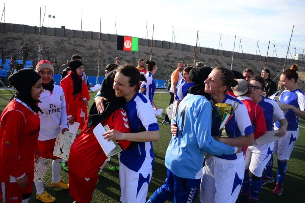 Le ragazze afghane del Bastan Football Club sfidano le soldatesse italiane a Camp Arena, ad Herat