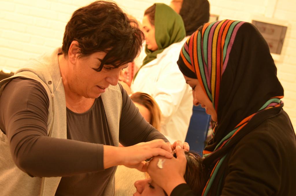 Le afghane a lezione di estetista, insegnano le italiane attraverso un corso di formazione