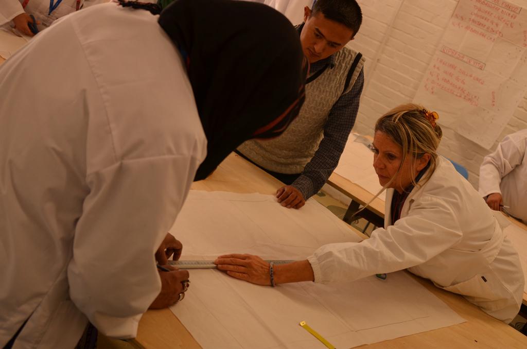 Le afghane a lezione di sartoria, insegnano le italiane attraverso un corso di formazione