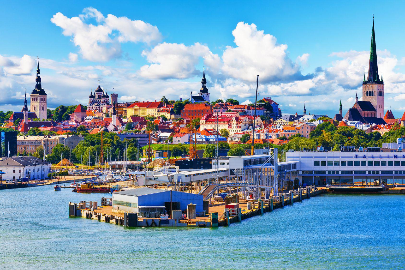 Tallinn – Impossibile non innamorarsi della capitale dell'Estonia. Città affascinante e romantica affacciata sul Mar Baltico. E’ il maggiore centro economico e commerciale del Paese. La sua Città Vecchia medioevale, antico porto anseatico, è divenuta patrimonio dell'umanità dell'UNESCO nel 1997. Oleksiy Mark - Fotolia