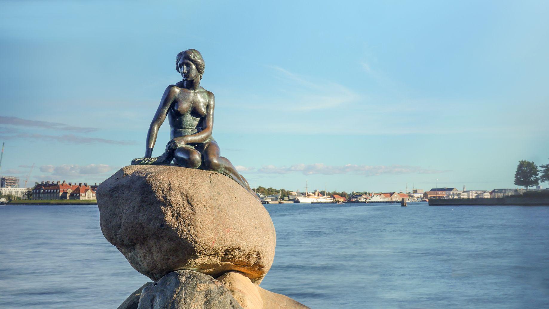 La Sirenetta - è probabilmente il simbolo della città. Una scultura di bronzo alta 1,25 m e dal peso di 175 kg, situata all'ingresso del porto di Copenaghen. Raffigura la protagonista della celebre fiaba di Hans Christian Andersen. danr13 - Fotolia