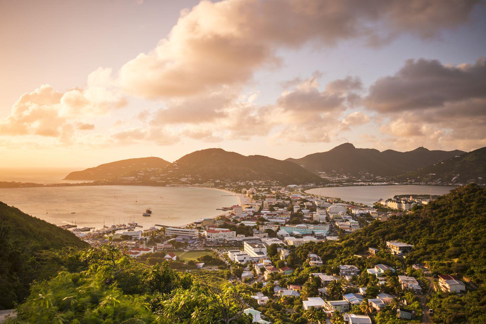 Piccole Antille - Saint Martin o Sint Maarten è situata a circa 240 km di distanza da Porto Rico. Un'isola e due bandiere: particolarità di questo incantevole luogo è che al suo interno convivono in armonia due territori, francese e olandese. L'isola è considerata una delle più belle dei Caraibi orientali. SeanPavonePhoto - Fotolia