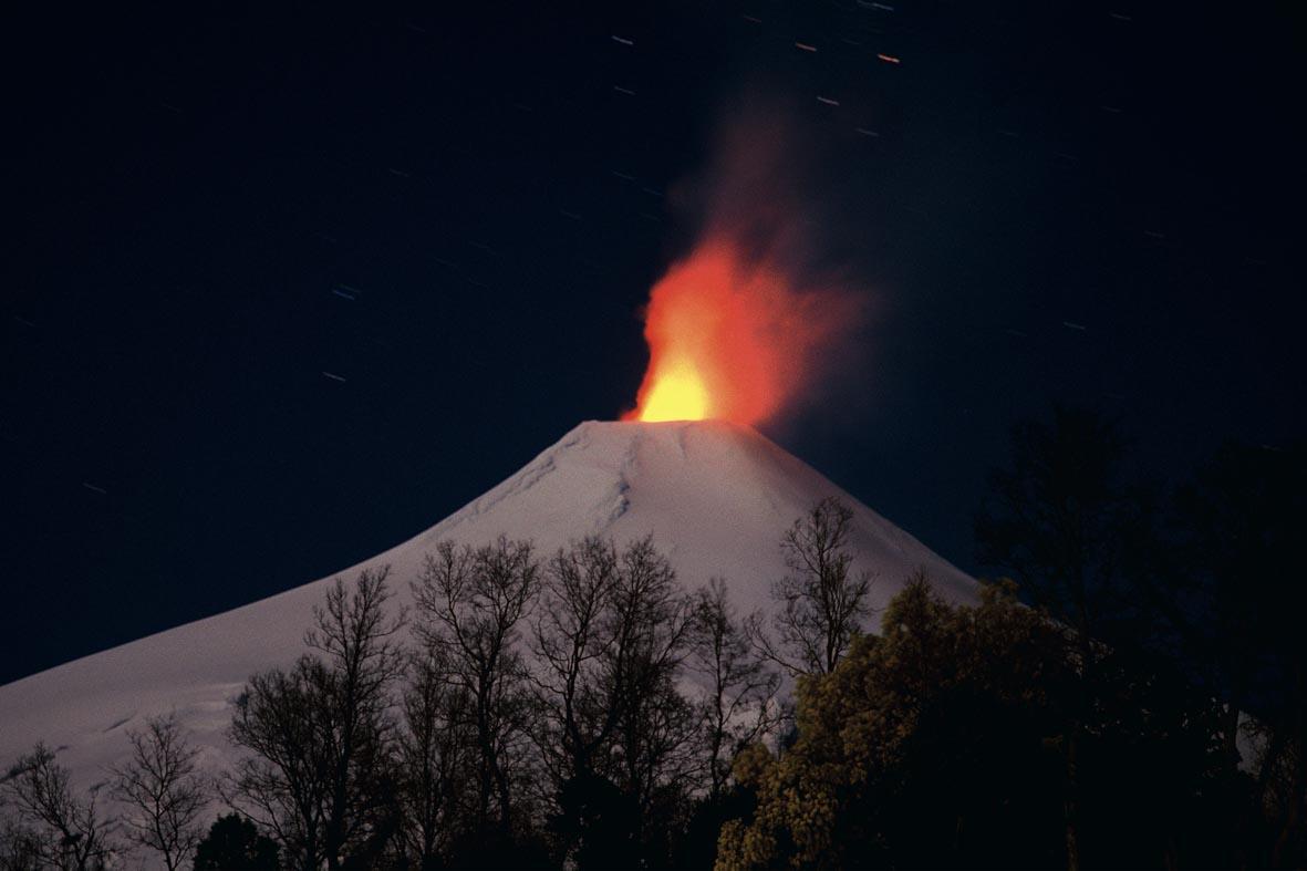 Cile, Vulcano Villarica,2860 mt s.l.m. Leggera attività esplosiva di tipo “stromboliano”. Foto di Marco Stoppato