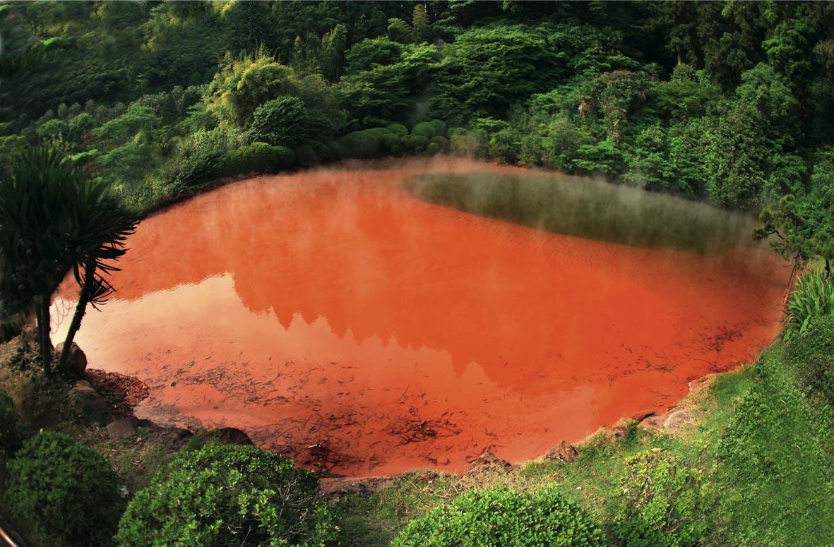 Giappone, area geotermica di Beppu. Sull’isola di Kyushu si trova il Jigoku di Chi No Ike (lago di sangue) lago acido di origine idrotermale. Foto di Marco Stoppato