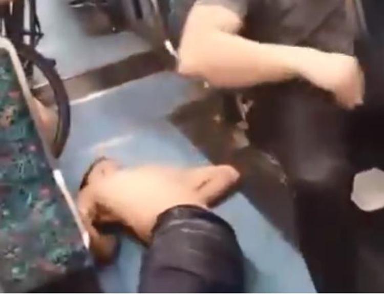 Terrorizza i passeggeri della metro, 'giustiziere' lo blocca con presa da wrestling /Video