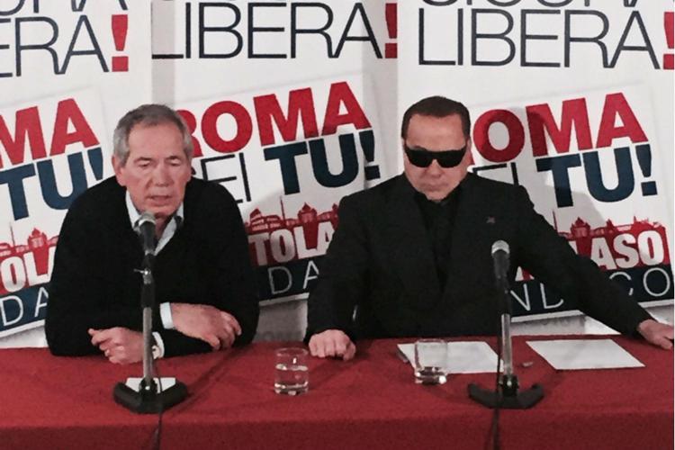 Berlusconi con occhiali scuri: 