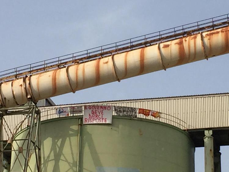Protesta all'Alcoa, tre sindacalisti su un silos a 60 metri, governo risponda