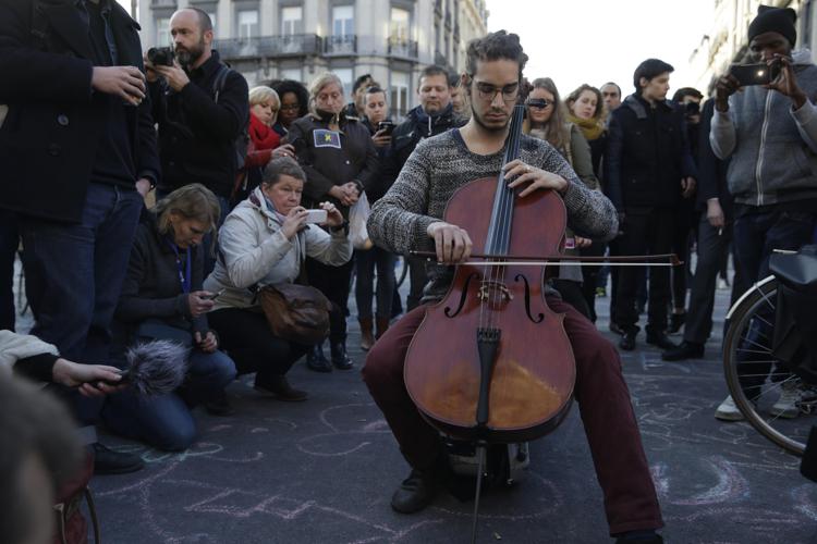 Il giovane violoncellista a Place de la Bourse(Afp) - AFP