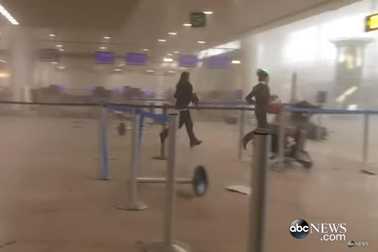 Bruxelles, il panico dopo le esplosioni all'aeroporto /Video