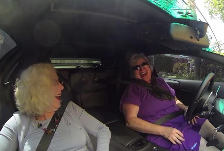 Peggy e Audrey  a bordo della Lamborghini (Youtube /Donut Media)