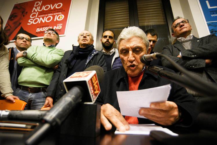 Antonio Bassolino dopo la sconfitta alle primarie PD (Fotogramma)