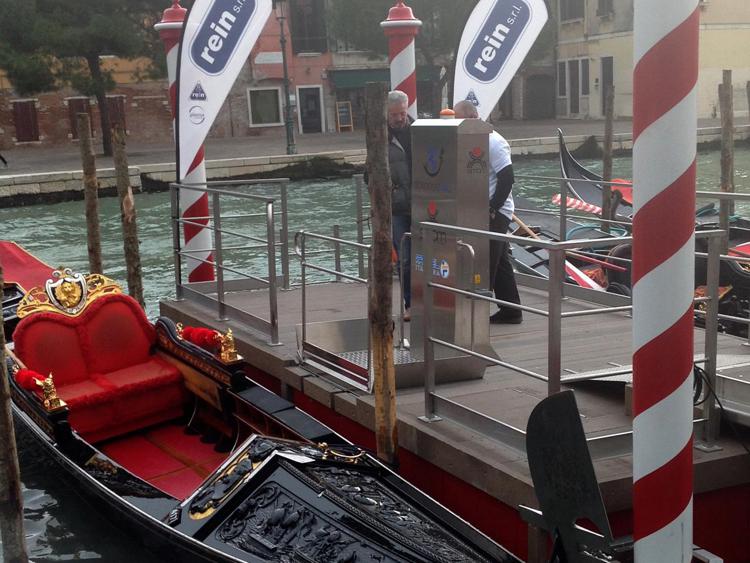Venezia: un pontile galleggiante per disabili dal TetraPak riciclato
