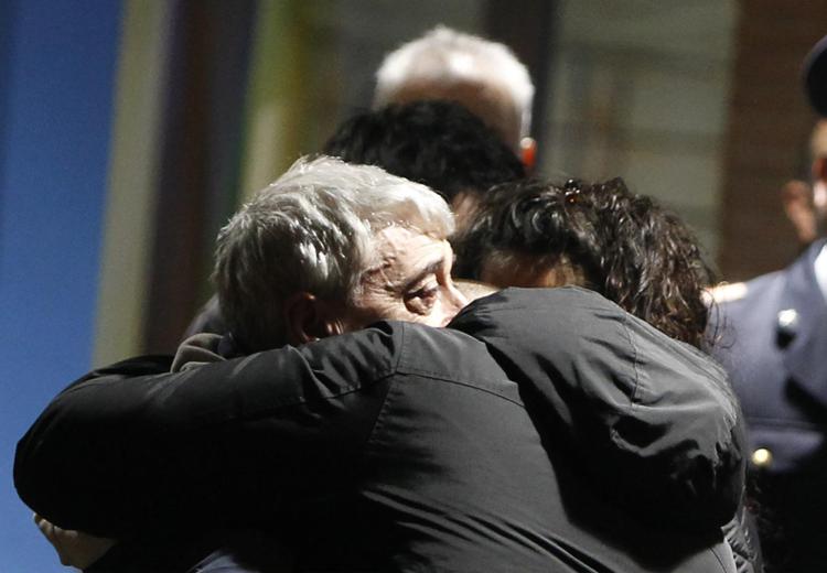 L'abbraccio di Gino Pollicardo con un familiare al suo rientro in Italia (Foto Afp) - AFP