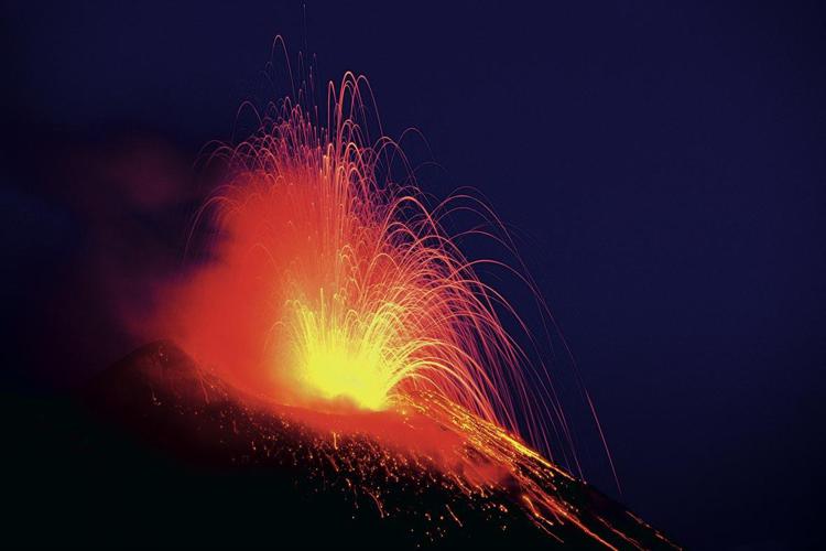 Italia, Sicilia vulcano Stromboli. Eruzione esplosiva di tipo stromboliano. Foto di Marco Stoppato