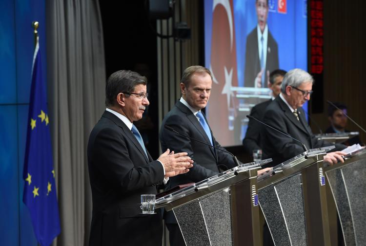 Nella foto da sinistra Ahmet Davutoglu, Donald Tusk e Jean-Claude Juncker (Afp) - AFP
